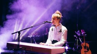 <p>Op 8 november nam Emmy d'Arc het publiek mee met haar stem, gitaar en verhaal in haar doorleefde muziek in De Posthoorn. </p>
<p>Foto's: Karolien Van Nerum & Frank Emmers</p>