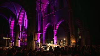 <p>Een warme terugblik op vrijdag 31 januari: ruim 400 mensen genoten in de Sint-Laurentiuskerk van zanger en woordkunstenaar Spinvis en pianist Lucas Oldeman.</p>
<p>Foto's: Frank Emmers</p>